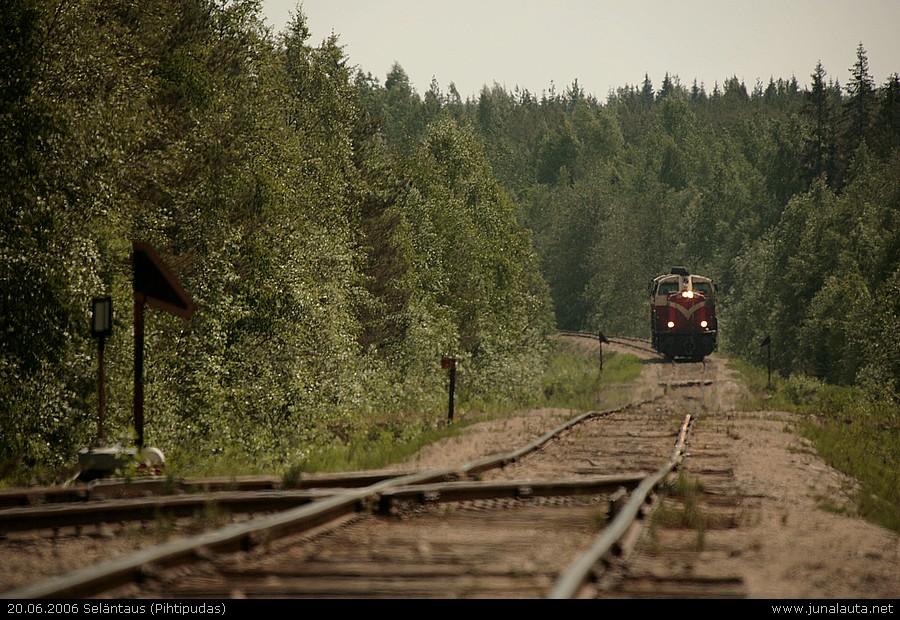 T5663 @ Seläntaus 20.06.2006
T5656 paineli suoraan Keitelepohjaan saakka tyhjine raakapuuvaunuineen ja palailee kuvassa sittemmin puretun Seläntauksen liikennepaikan sivuraiteen etelävaihdetta lähestyen. Tyhjiä vaunuja pudotettiin myös Alvajärvelle, ja paluumatkalla napattiin täydet Pihtiputaalta.
Avainsanat: Dv12_2548 Dv12_2628 T5663