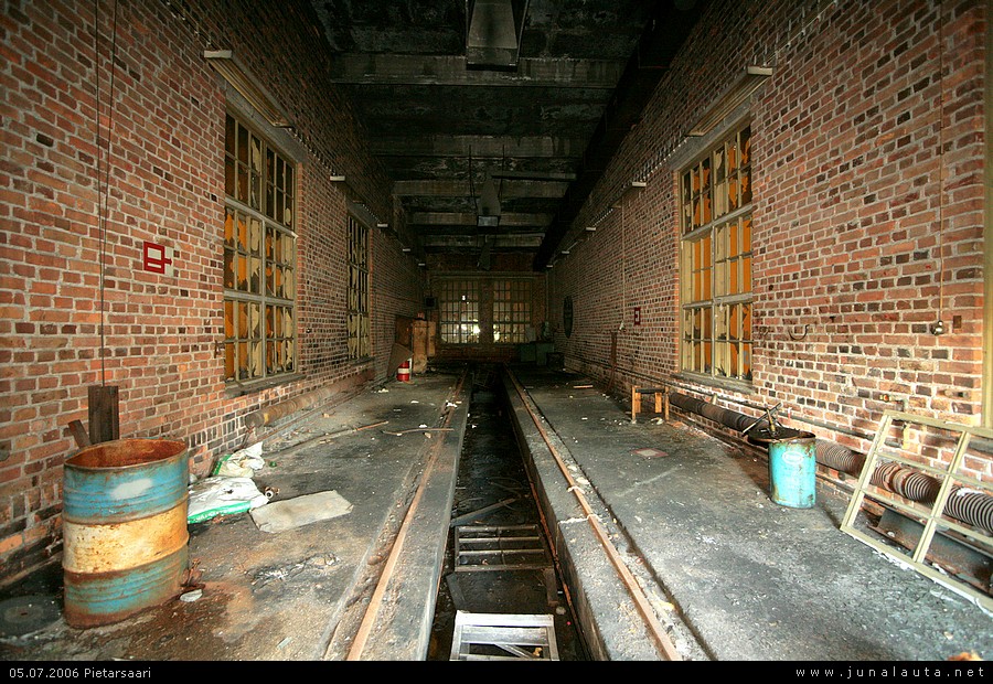Pietarsaaren veturitalli 05.07.2006
Aamutavarajunan tultua onnistuneesti perille Pietarsaareen oli sopiva hetki tutustua kaupungin nähtävyyksiin ja museaaliseen tarjontaan kaupunkilaisten vielä nukkuessa. Rautatieasemalla sijaitsevalla vanhalla, käytöstä poistetulla veturitallilla oli ovi kutsuvasti avoinna, joten peremmälle vaan! ;)
Avainsanat: veturitalli