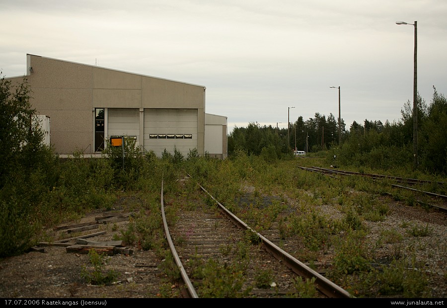 Raatekankaan raiteistoa 17.07.2006
Olisiko ollut Transpointin halli, oikealta pilkottaa Raatekankaan tasoristeys. (Knoppikuvakisan yksi kuva)
