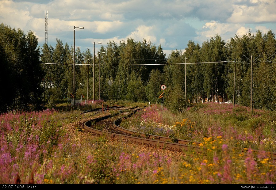 Knopituskuva Lieksasta 22.07.2006
Lieksan asema edessäpäin, ratalinja laskeutuu vasemmalle Lieksan satamaan.
