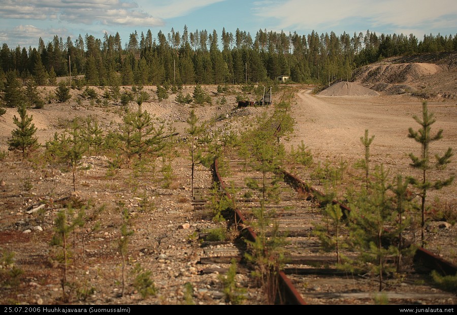 Huuhkajavaaran linjavaihde & soramonttu 25.07.2006
Huuhkajavaaran soraraide lakkutetulla Peiökylä-Taivalkoski radalla...
Avainsanat: hylätty_raide soramonttu