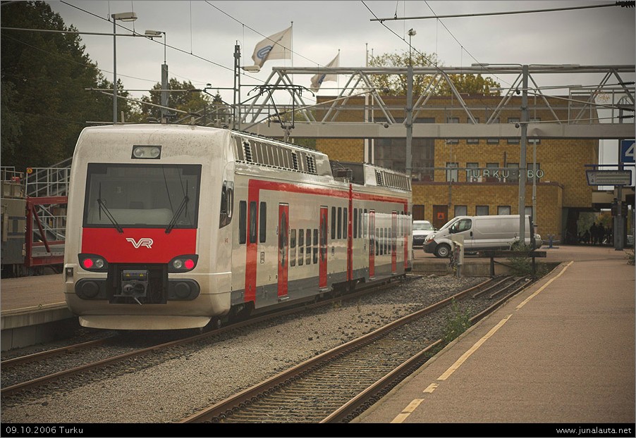 Sm4 6x13 @ Turku 09.10.2006
Lähiliikennejuna Sm4 6x13 on vuorostaan saapunut Turkuun huoltotoimenpiteisiin! Laiturilla hengailevat kumipyörämaailman edustajat odottelevat pääsyä autovaunun kyydissä pohjoiseen.
Avainsanat: Sm4_6x13
