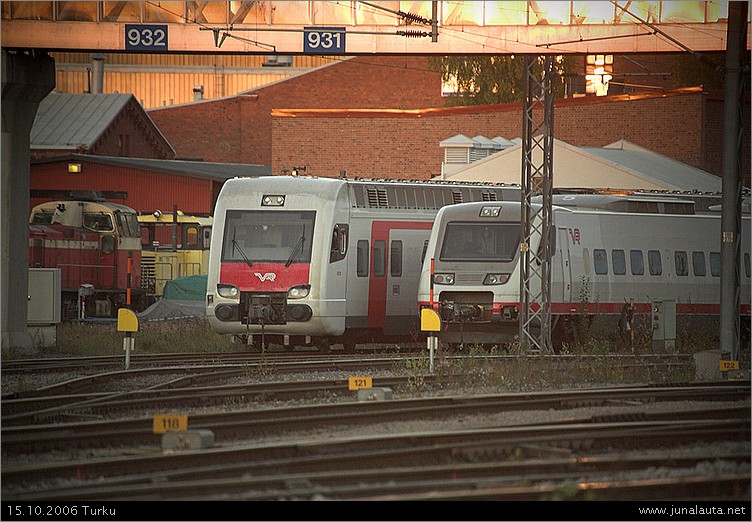 Viikon Kuva 41/2006: "Sepalukset auki!"
Alstomin sisarukset - Sm4 6x13 ja Sm3 7x05 - sepalukset auki keskellä Turun ratapihaa! Sm4-lähiliikennejuna vietti viikon verran jonkinlaisista huoltotoimista Turussa ja vuosi sitten tasoristeysonnettomuudessa vahingoittunut Sm3 pätkäistiin seuraavana päivänä kahteen osaan talven lähestyessä! :) 
Avainsanat: Sm4_6x13 Sm3_7x05 Pendolino ViikonKuva