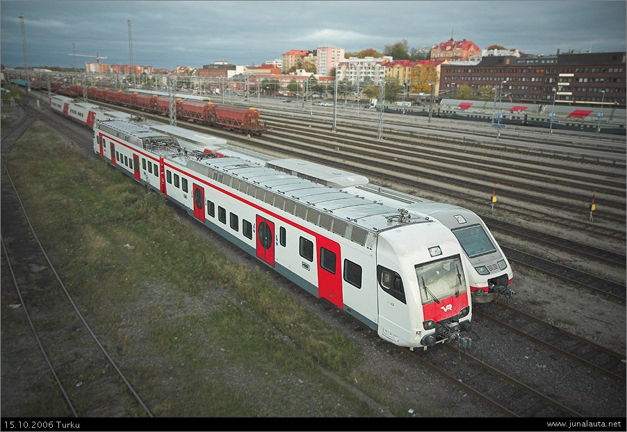 Sm4 6x13 & Sm3 7x05 @ Turku 15.10.2006
5-pendo on saanut satunnaista juttuseuraa sukulaisestaan, lähiliikennejuna Sm4 6x13:sta!
Avainsanat: Sm4_6x13 Sm3_7x05