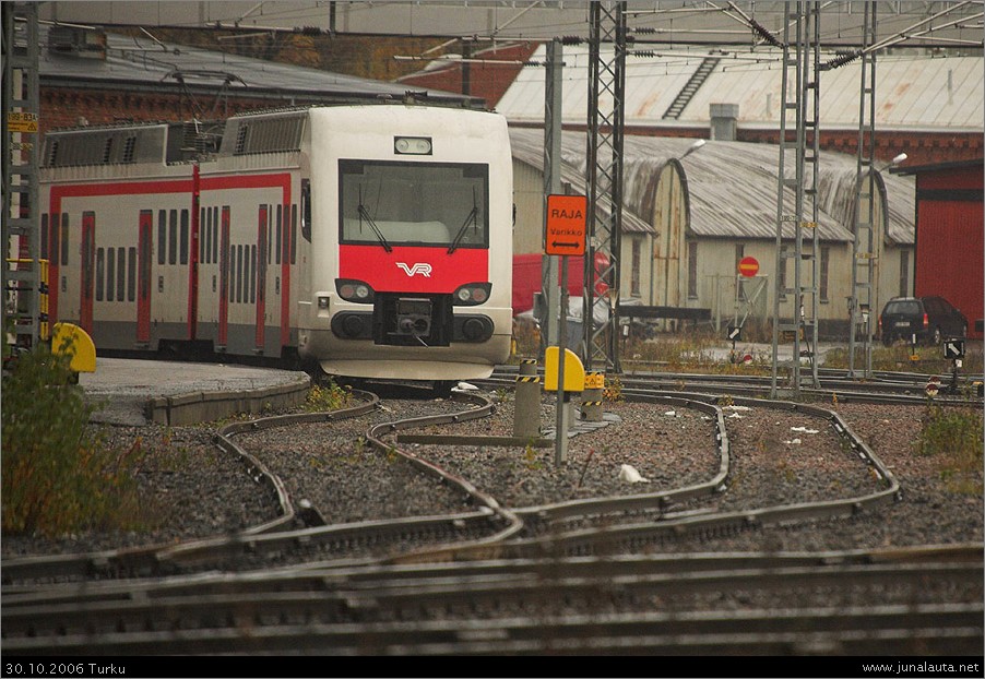 Sm4 6x12 @ Turku 30.10.2006
Viirusilmäinen Sm4 6x12 toipilaana Turun ratapihalla. Yksikkö poistui Turusta 31.10.2006 aamupäivällä ollen toistaiseksi viimeinen Turussa piipahtanut Sm4-juna.
Avainsanat: Sm4_6x12