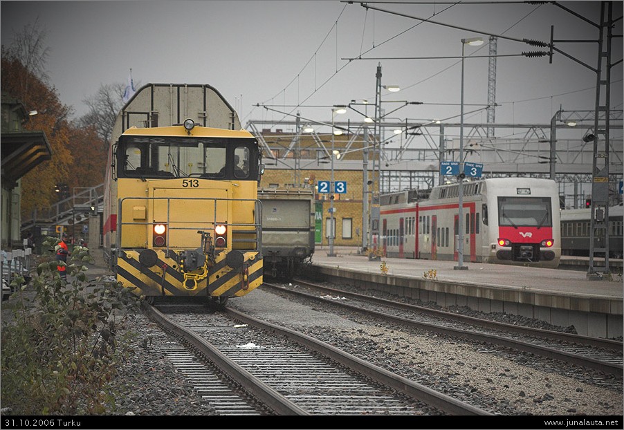Tve4 513 + Sm4 6x12 @ Turku 31.10.2006
Tve4 513 autovaunuhommissa siirtämässä P804:n ainoan Hccmqqr-vaunun purkupaikalle.
Avainsanat: Tve4_513 Sm4_6x12 pienveturi