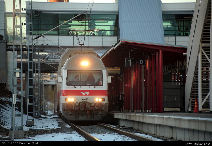 IC²142 @ Kupittaa 08.11.2006
IC²142 tekee lähtöä Kupittaan aseman ykkösraiteella... ;))
Avainsanat: IC²142 Sr2_3221