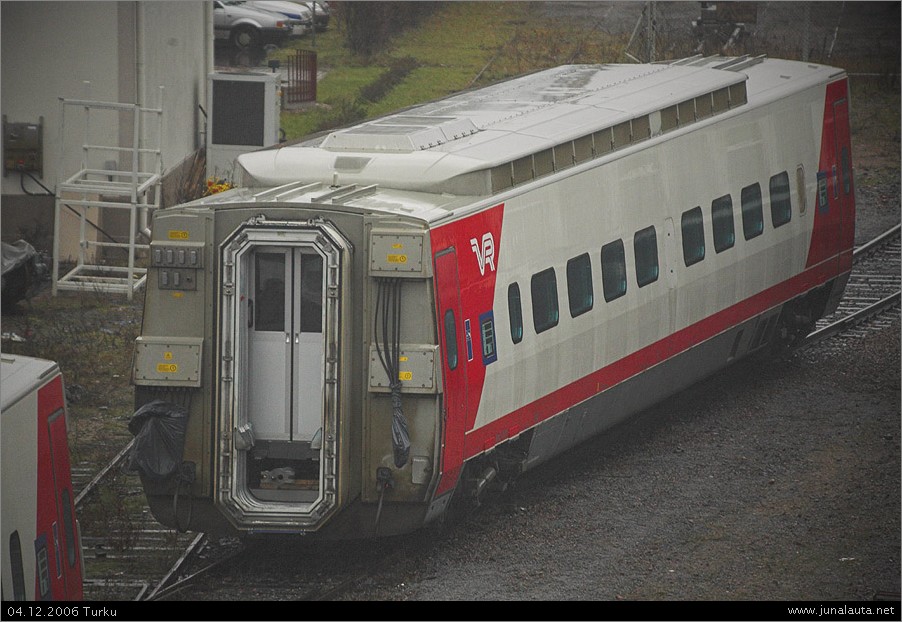 Sm3 7x05 @ Turku 04.12.2006
5-pendon karja-autoon törmäämisessä vaurioituneen pään vaunut irroitettiin toisistaan, ja ehjä puolisko siirrettiin viimein sisätiloihin...
Avainsanat: Sm3_7x05