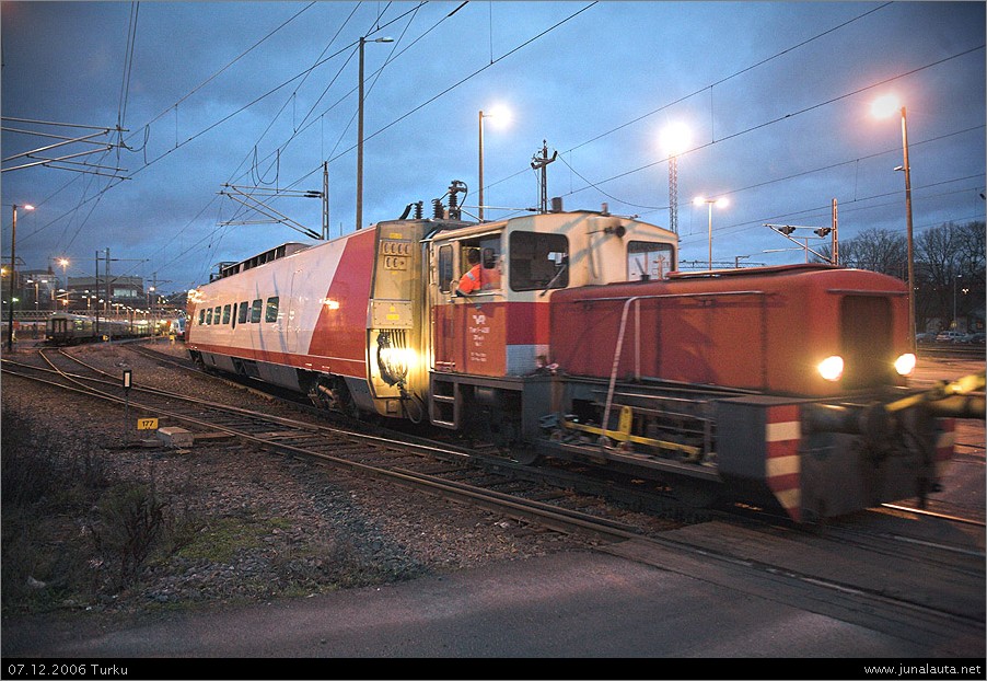 Tve1 408 & Sm3 7x06 @ Turku 07.12.2006
Tve1 408 on yhä voimissaan ja erikoistunut Pendolinokaluston siirtelyyn! Sm3 7x06 on vuorostaan jouduttu pilkkomaan osiin (3+1+1+1) ja vuorossa on rungon kasaaminen toivottavasti heti kerralla alkuperäiseen järjestykseen palojen lojuessa eri halleissa! 6-pendoon liitettiin tilapäisesti Sm3 7x05:n ravintolavaunuyksikkö! :)
Avainsanat: Tve1_408 Sm3_7x06 pendohinaus pienveturi