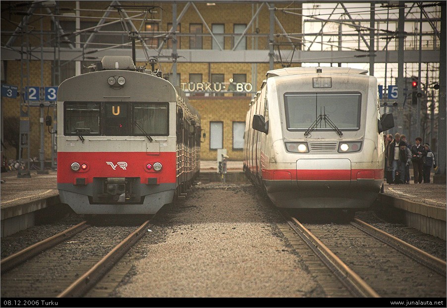 3*Sm1 S138 @ Turku 08.12.2006
Ensimmäinen Turusta Helsinkiin lähtenyt juna oli S138 - poikkeuksellisesti raiteelta neljä!
Avainsanat: Sm1_6x28 Sm1_6x38 Sm1_6x49 Sm3 S138