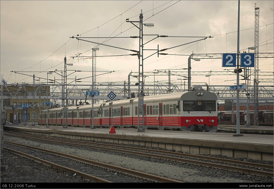 3*Sm1 @ Turku 08.12.2006
3*Sm1 hetken lepotauolla Turun asemalla.
Avainsanat: Sm1_6x28 Sm1_6x38 Sm1_6x49