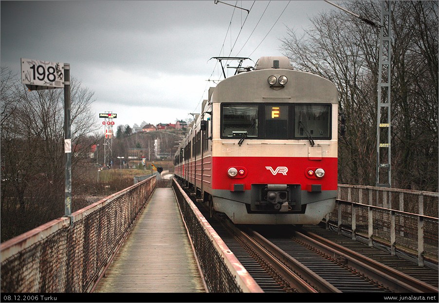 3*Sm1 @ Aurajoki 08.12.2006
6x28:n määräasemaa Espoota osoittamaan on jäänyt E! Yksikkö joutui siis vierailemaan aivan tuntamattomalla maaperällä! :)
Avainsanat: Sm1_6x49 Sm1_6x38 Sm1_6x28 siltakuva