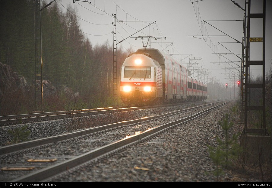 IC48 @ Poikkeus 11.12.2006
IC48:n lähtöaika Parkanosta ehtii päivittymään VR:n Junien kulkutietoihin ennen Poikkeuksen ohitusta! :) Keli on poikkeuksellinen joulukuiseksi - vettä sataa taivaan täydeltä!
Avainsanat: Sr2_3214 IC48