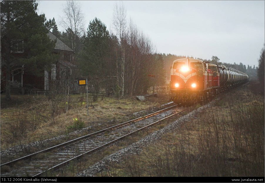 T3553 @ Kiimkallio 13.12.2006
Normaalikokoonpanoinen ammoniakkijuna Turusta Uuteenkaupunkiin ohittaa asumattoman Kiimkallion rautatieaseman joulukuisessa normaalikelissä. Mynämäellä on kohdattu vastakkaiseen suuntaan matkannut T3550 reilu puoli tuntia aikaisemmin.
Avainsanat: Dv12_2561 Dv12_2740 ammoniakkijuna T3553