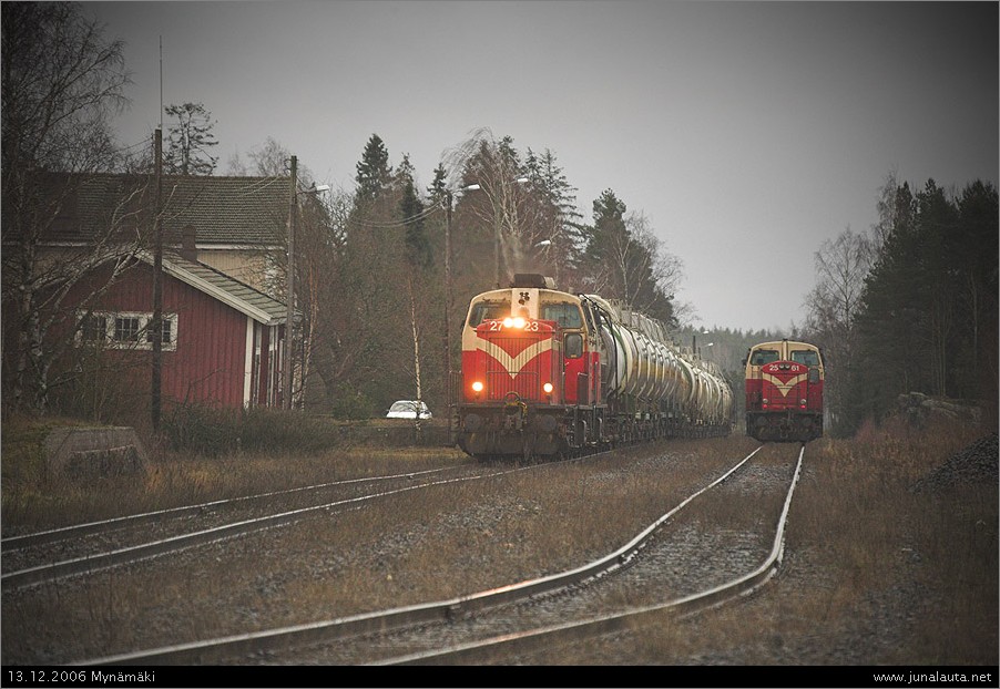 Junakohtaus nro2 @ Mynämäki 13.12.2006
Mynämäki on herännyt uudelleen eloon junakohtausten suhteen pienen tauon jälkeen! Kuvassa toinen päivän kahdesta junakohtauksesta - T3553 ohittaa sivuraiteelle kammetun Vet1603:n kellonviisareiden osoittessa puoltapäivää.
Avainsanat: Dv12_2723 Dv12_2551 Dv12_2740 Dv12_2561 ammoniakkijuna T3553 Vet1603