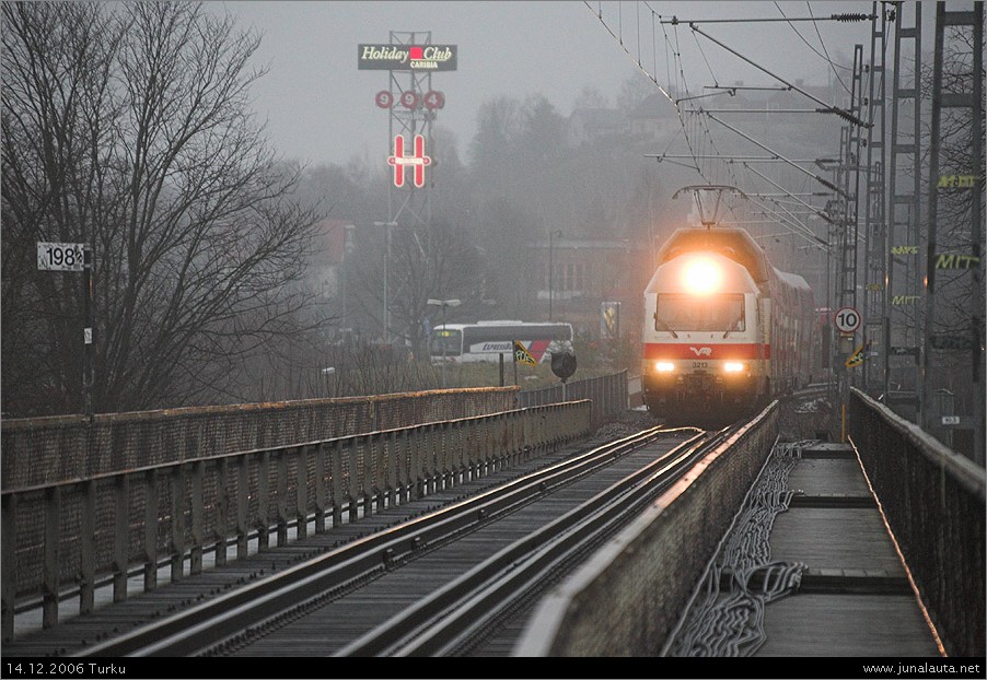 IC²131 @ Aurajoki 14.12.2006
IC²131 kaartaa Kupittaan asemalta Aurajoen sillalle valmistautuen sillan nopeusrajoitukseen 30km/h. Sillan pohjoispuolen kevyen liikenteen väylä on avattu uudelleen helpottamaan kulkemista.
Avainsanat: Sr2_3213 IC²131 siltakuva