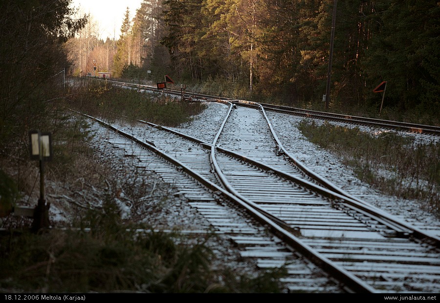 Meltolan linjavaihde 18.12.2006
Meltolan romuttamon linjavaihde Karjaan pohjoispuolella, näkymä Karjaan suuntaan.
Avainsanat: linjavaihdekuva 20061218