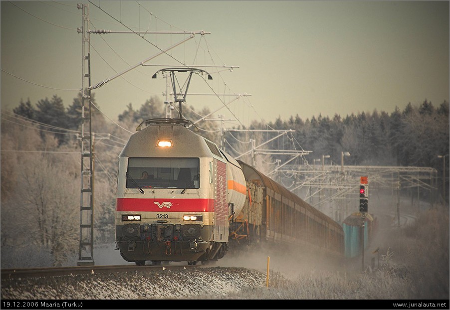 T3512 @ Maaria 19.12.2006
Päivätavarajuna T3512 venyy, taipuu ja joustaa tilanteen mukaan!
Avainsanat: Sr2_3213 VTG-vaunu T3512