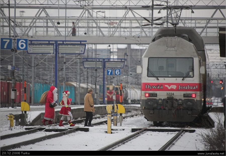 Viikon Kuva 51/2006: "Joulupukki matkaan jo käy!""
Joulupukki on sitten saapunut korvatunturilta Turkuun! Paikallinen tonttu-tyttö raportoi, ketkä lapset ovat olleet kilttejä ja saavat lahjoja tänä jouluna! Porokyyti on vaihtunut turvalliseen pikajunaan, koska joulupukki ei vielä osaa käyttää navogointilaitetta ja olisi lahjoineen eksynyt matkan varrelle!
Avainsanat: Sr2_3224 joulupukki ViikonKuva