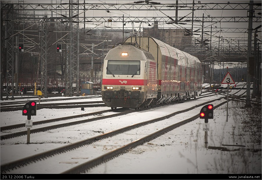 IC²129 @ Turku 20.12.2006
IC²129 saapuu Turkuun - poikkeuksellisesti neljän vaunun mittaisena!(!!!)
Avainsanat: Sr2_3211 Hccmqqr-vaunu IC²129