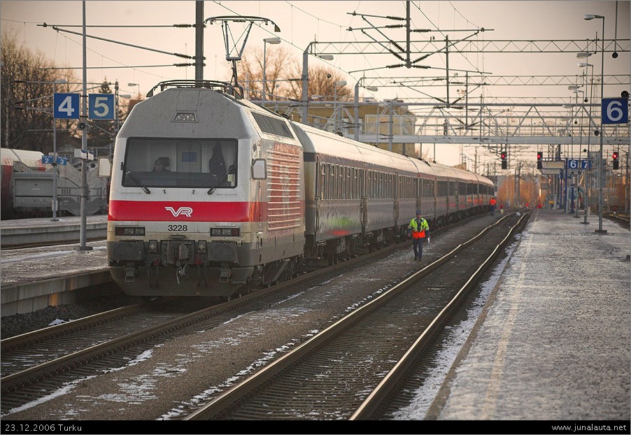 P134 @ Turku 23.12.2006
P134:lla on pituutta reilusti joutuessaan siirtämään mukanaan muutaman ruuhkavaunun! Turun vaunuhallin takapihalta on työnnetty mukaan kaikki liikennekelpoiset vaunut mitä irti on lähtenyt! ;)
Avainsanat: Sr2_3228 P134 pikajuna Einu_27189
