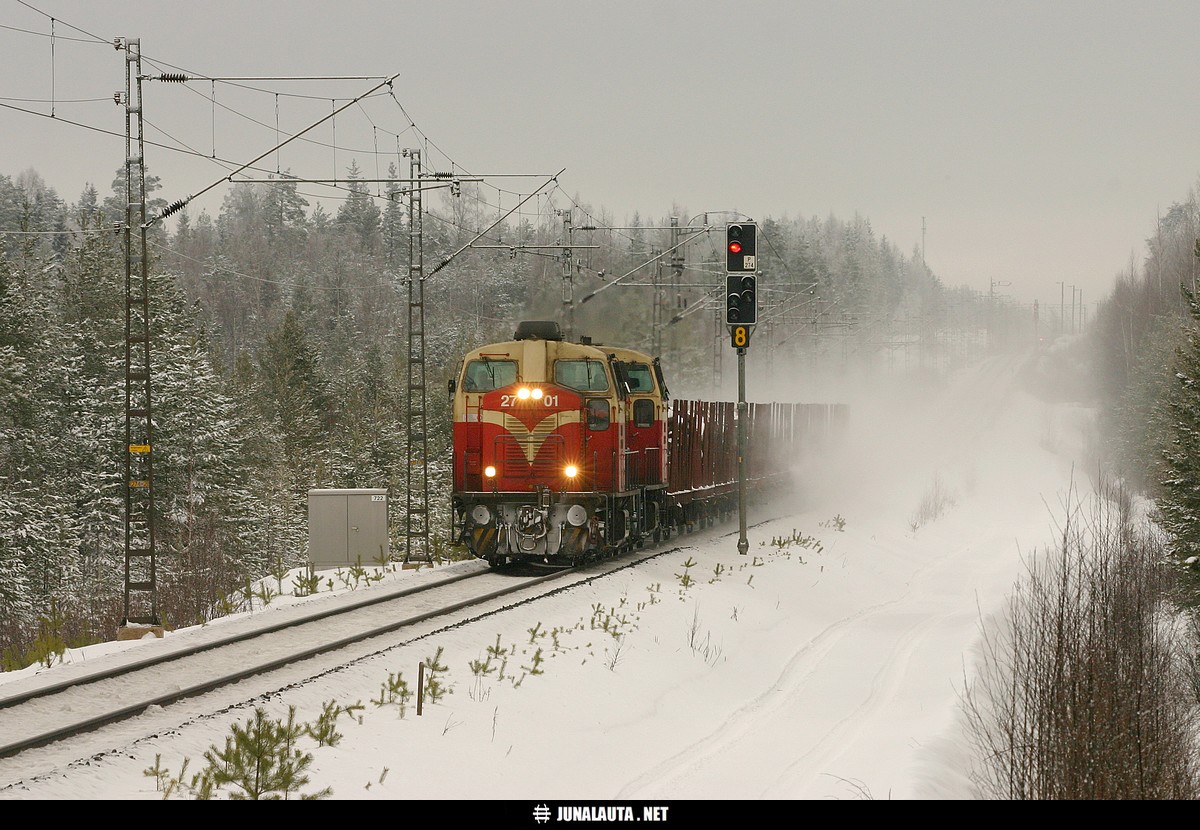 KIS-EXPRESS 13.02.2006
Parkanon päivystäjä teki Kihniöltä paluun jälkeen yllätysliikkeen ja lähtikin vetureina pohjoiseen... Aivan Kuivasjärvelle saakka en ehtinyt Lamminkoskelta, kun juna olikin jo saanut vihreän värisuoran takaisin Parkanoon. Kuormana käytettyjä ratapölkkyjä.

[url]https://juliadata.fi/trainspots/55257d6a7c53ac2217564ea7[/url]

("[i]Jonnet ei muista[/i] kun opastimissa oli kahdeksikot"!)
Avainsanat: parkanolaine ratapölkky T3922 Dv12_2701 Dv12_2563 20060213