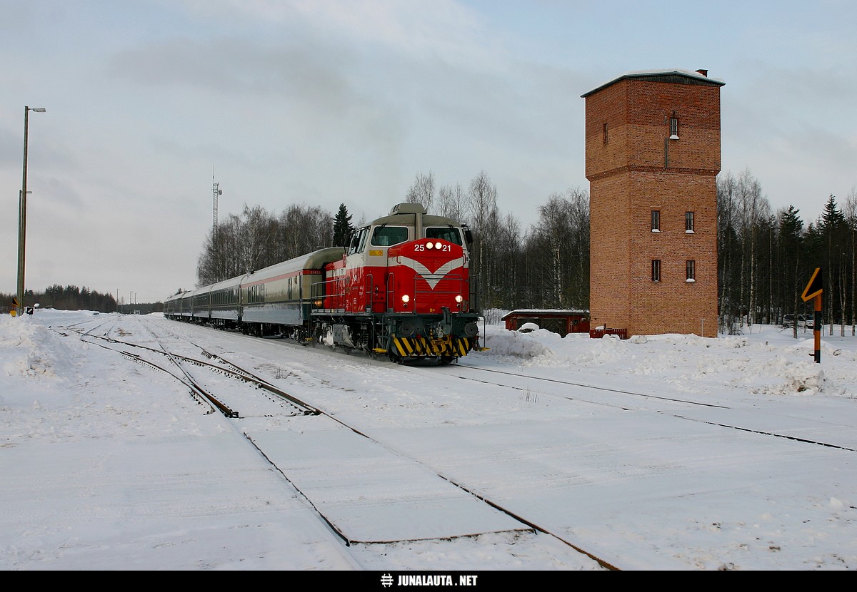 P61 @ Misi 24.03.2006
Yhrellä Reeveellä Revitty lyhytaikaiseksi kulkijaksi jäänyt Kempan jatkoaikayöjuna Rovaniemeltä eteenpäin! :) 

Taustalla asuinkäyttöön modattu vesitorni... Lieneekö säiliö poistettu purkamalla tornin yläosa kun tiilet näyttävät tuoreemmilta tornin yläosassa? :)
Avainsanat: P61 vesitorni yöjuna Dv12_2521 20060324