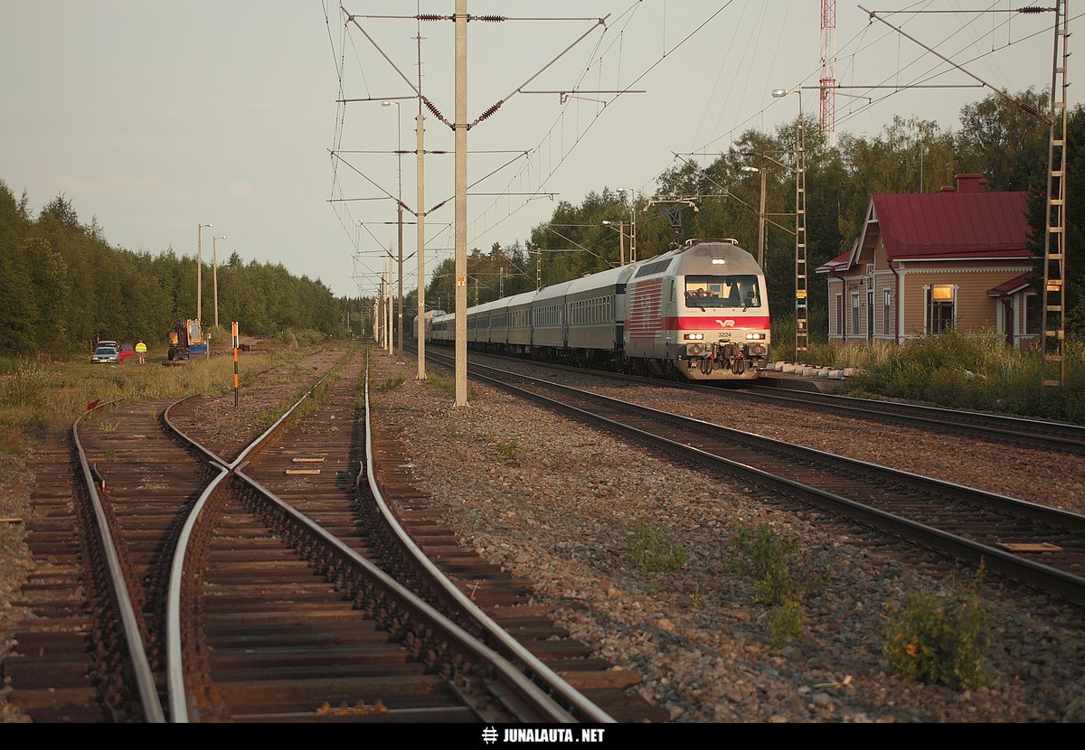 P69 @ Kälviä 06.07.2006 05:22
Ratarahoitusta pienemmäksi [i]tai käy niinkuin Käläviällä[/i] perrrrr....!
Avainsanat: P69 yöjuna Sr2_3224 purettu_rata 20060706