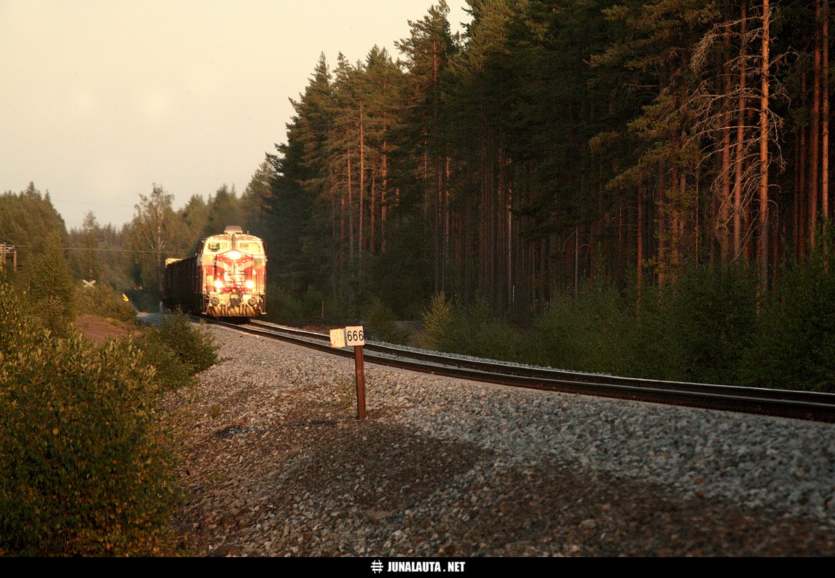 T4071 @ Sysmäjärvi km666 04.08.2006
Paikallisen harrastajan johdolla tuli päädyttyä [i]saatanalliselle[/i] 666-kuvakuvakuvauspaikalle toistamiseen reilun vuoden sisään! Legendaariselle pyhiinvaelluspaikalle saatiin muodostettua jopa oikein kuvaajaruuhka kolmannenkin harrastajan ilmestyttyä paikalle! :)
Avainsanat: T4071 Dv12_2511 Dv12_2519 km666 20060804