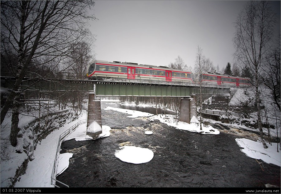 H427 @ Vilppulankoski 01.03.2007
Kahdesta Dm12-yksiköstä muodostuneella H427 oli ongelmia Tampereen ja Oriveden välillä... Vilppulaan saavuttiin 18 minuuttia aikataulusta jäljessä!
Keywords: Dm12_4410 Dm12_4411 tuplavankka siltakuva H427