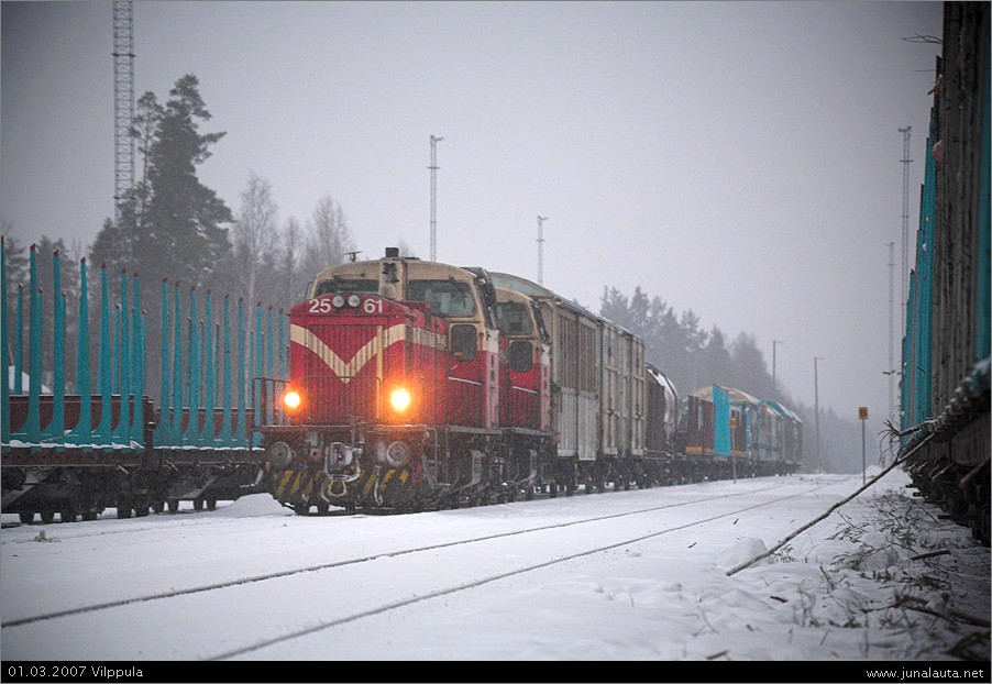 T3318 @ Vilppula 01.03.2007
Dv12 2729 saapui viiden vaunun kera ensin Mänttästä Vilppulan asemalle, joten Dv12 2561 painoi junan perään omat, Vilppulan sahalta tuomansa vaunut ja otti paikan T3318:n keulilla!
Avainsanat: Dv12_2561 Dv12_2729 T3318