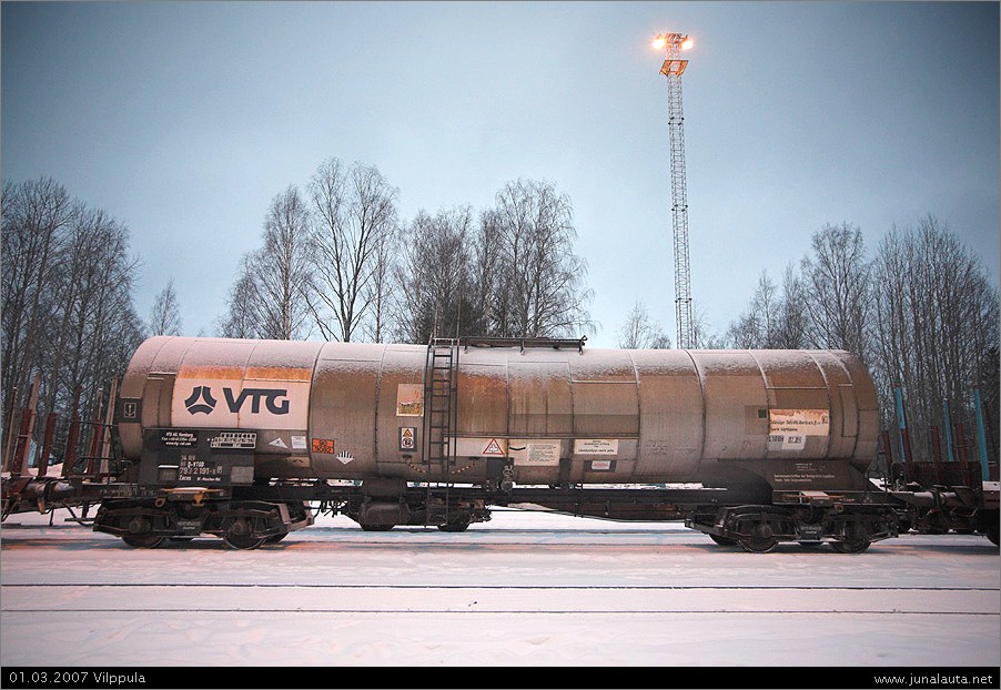 VTG-pytty @ Vilppula 01.03.2007
Mänttän tehtailta saapuneen VTG-pytyn voi aistia hieman hymyilevän! Edessä on kotimatka Pansion telinvaihtohallin ja junalauttasataman kautta!
Avainsanat: VTG-vaunu T3318