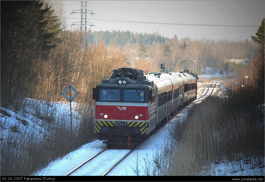 V501 @ Pahaniemi 03.03.2007
Sr1 3047 pääsi mukaan seikkailemaan sähköistämättömälle rataosuudelle! :)
Avainsanat: Jokerijuna Sr1_3047