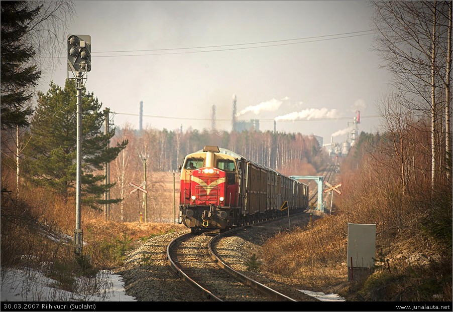 T3360 @ Riihivuori 30.03.2007
T3360 kiihdyttelee Äänekoskelta kohti Jyväskylää raskaassa lastissaan tehtaiden kömytessä taustalla!
Avainsanat: Dv12_2706 T3360