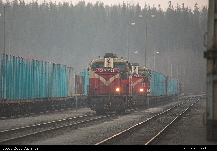 Viikon Kuva 13/2007: "Merirosvodeeveri!"
Dv12 2708 näkyy menettäneen toisen silmänsä ratapihataistelun tiimellyksessä! 
Avainsanat: Dv12_2708 ViikonKuva