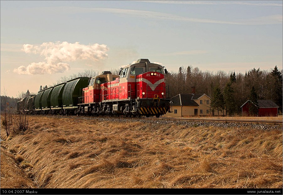 T3553 @ Masku 10.04.2007
Tiistainen päiväjuna Uuteenkaupunkiin on lyhyt Kankaisten kartanon ohittuessa kepoisaa vauhtia!
Avainsanat: Dv12_2553 Dv12_2742 Vtad-vaunu T3553