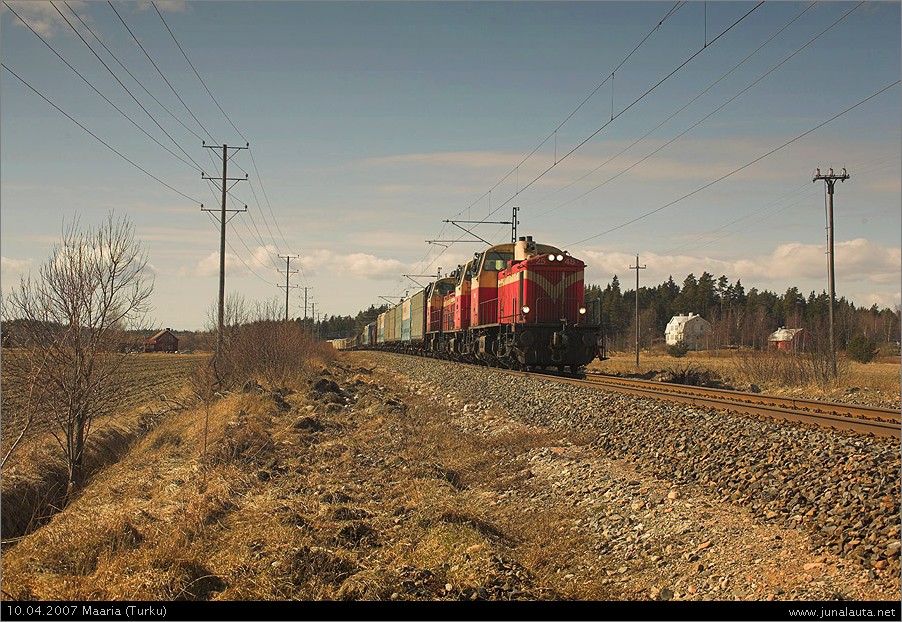 T3507 @ Maaria 10.04.2007
Päivätavarajunan selvittyä Turkuun on T3507 puolestaan päässyt lähtemään kohti Tamperetta, tällä kertaa poikkeuksellisesti kolmen veturin voimin, joista yksi harvemmin etelässä nähty 26-sarjalainen. Maariassa väistetään sivuun vastaantulevaa henkilöjunaa, ja Kyrössä vaihdetaan junan keulilta tyhjät sahatavaravaunut täysiin, henkilökunnan saapuessa paikalle "omin avuin"! :)
Avainsanat: Dv12_2548 Dv12_2740 Dv12_2663 T3507