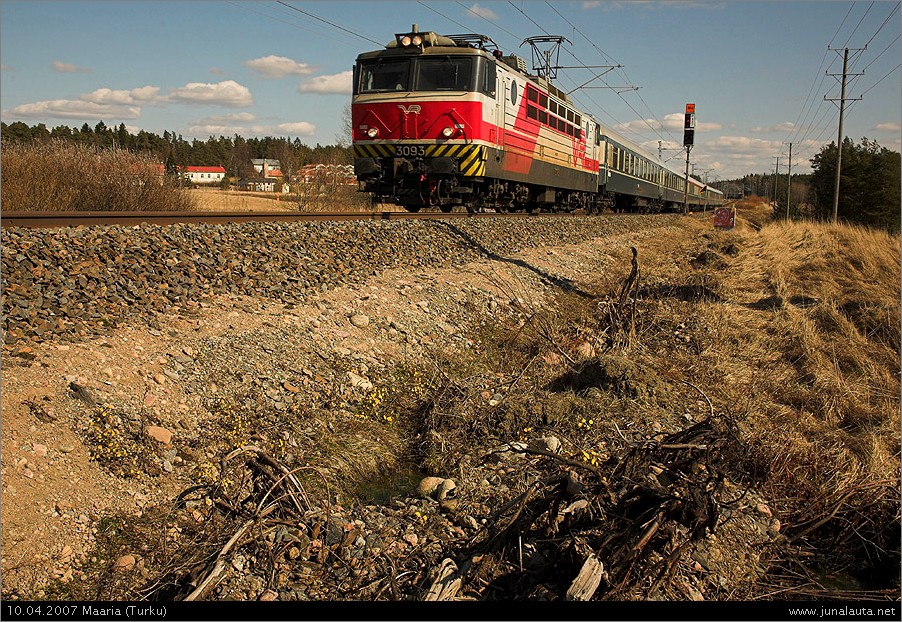 P816 @ Maaria 10.04.2007
Pieksämäen pikajuna ei yllätyksiä tarjoile leskenlehtien jo nauttiessa lämpimästä kevätilmasta!
Avainsanat: Sr1_3093 P816 pikajuna