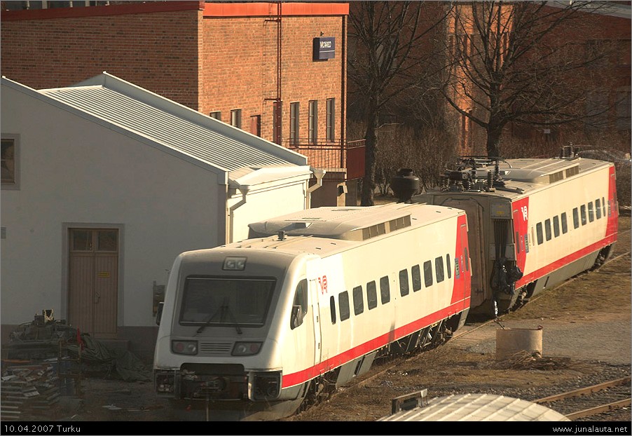 Sm3 7x05 @ Turku 10.04.2007
5-pendon nykytilaa: Kaikki irtilähteneet luukut ovat lähteneet irti! :) IM2 7605:n kattonumeron tilalle on asennettu omituinen scoop! :)
Avainsanat: Sm3_7x05