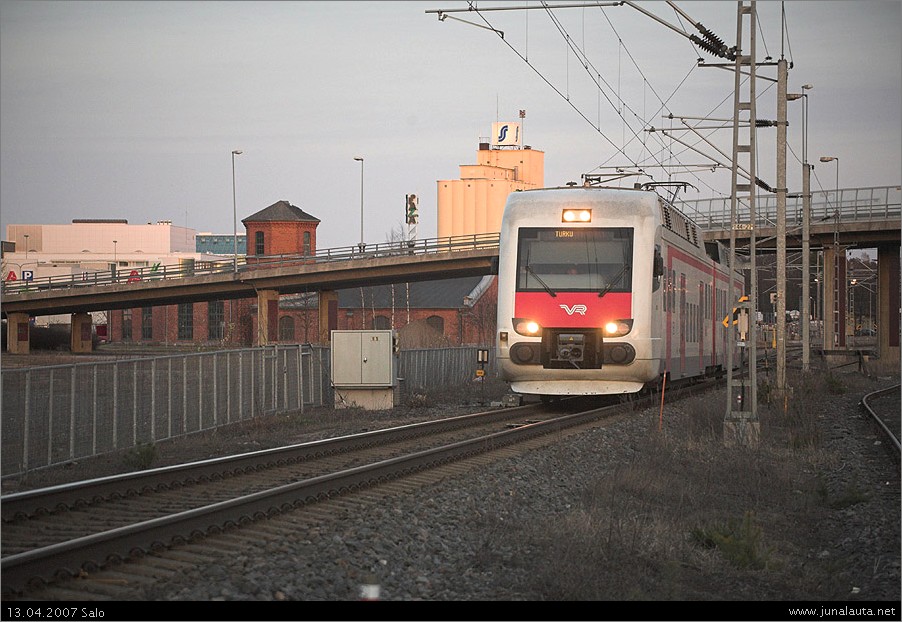 H157 @ Salo 13.04.2007
Perjantaista pendolinovuoroa S157 korvasi perjantaina 13. päivä Sm4-lähijunalla ajettu H157-vuoro! Yksiköllä ei tiettävästi ollut mitään ongelmia matkanteossa, ja 6x08 palasi Turusta välittömästi takaisin Ilmalaan tyhjäjunana P154:n perässä.
Avainsanat: Sm4_6x08 veturitalli H157