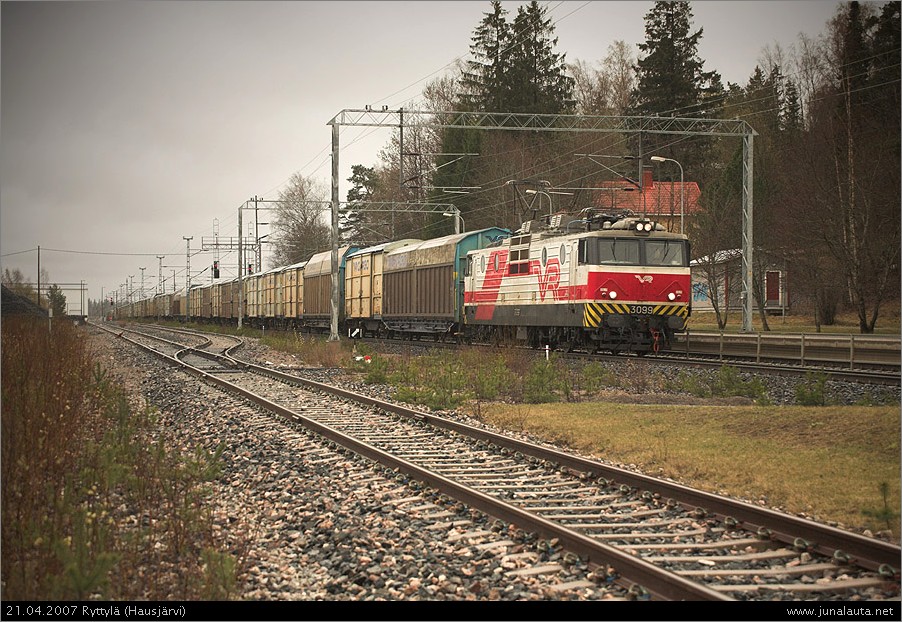 T3011 @ Ryttylä 21.04.2007
Rahdit kulkevat myös viikonloppuisin, vuorossa heti perään T3011!
Avainsanat: Sr1_3099 T3011