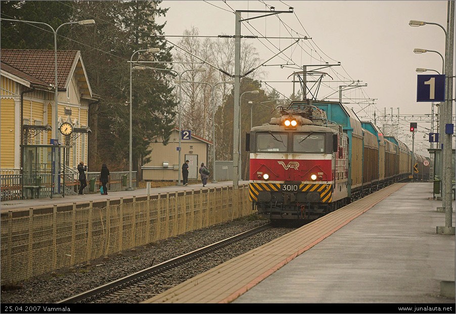T3035 @ Vammala 25.04.2007
Tyhjävaunujuna Rauman satamasta Kajaaniin kumistelee ja kolistelee ohi Vammalan aseman matkustajien odotellessa jo kello seitsemän junakohtausta..
Keywords: Sr1_3010 T3035 paperijuna