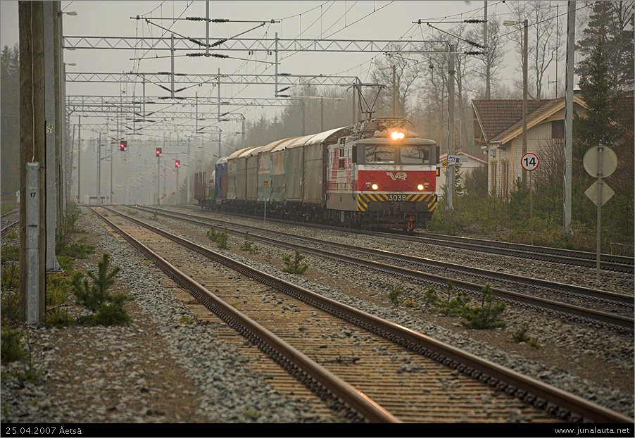 T3812 @ Äetsä 25.04.2007
T3812 matkaa Porista kohti Tamperetta. Äetsän asemamiljöö on pysynyt rauhallisena aseman lakkautuksen jälkeen...
Avainsanat: Sr1_3038 T3812