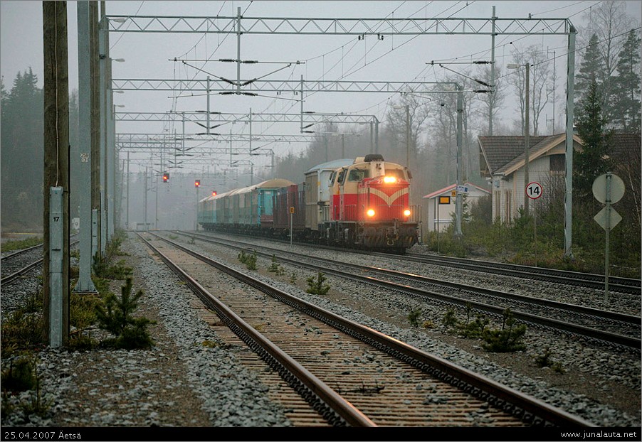 T3802 @ Äetsä 25.04.2007
Viimeinen juna Porista ja Mäntyluodosta Tampereelle kulkee dieselillä!
Avainsanat: Dv12_2732 Dv12_2737 T3802