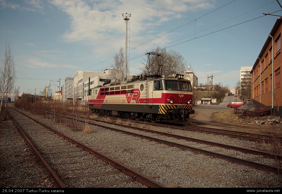 Sr1 3020 matkalla Turku satamaan 26.04.2007
Sr1 3020 taivaltaa välillä Turku - Turku satama IC827:n vetäjäksi. 
Avainsanat: Sr1_3020 IC827