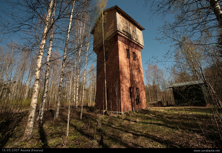 Asunnan vesitorni 13.05.2007
Keuruun ja Petäjäveden väliltä löytyvä Asunnan asema ja vesitornivanhus (27 brm2, rv. 1924) ovat yhä ryhdikkäässä kunnossa! 
Avainsanat: vesitorni