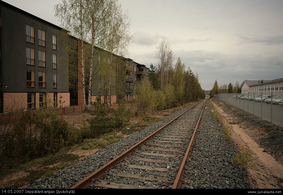 Seppälänkankaan raidetta Jyväskylässä
Vanhaa Suolahden suunnan ratalinjaa Seppälänkankaalla teollisuusraiteeksi saneerattuna, Vasemmalla Palanderinkadun kerrostalorykelmä ja oikealla Laukaantien varrella sijaitseva autoliike. Edessä siintää Seppäläntien tasoristeys.
