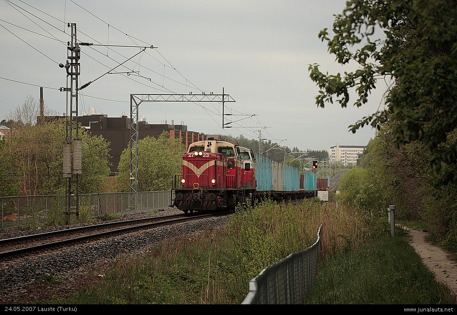 T3596 @ Lauste 24.05.2007
Aamun salolainen matkalla hakemaan puuta. Veturin kohdalta näyttää joskus eronneen Lausteen teollisuuspisto radan eteläpuolelle.
Avainsanat: T3596 Dv12_2723 Dv12_2551