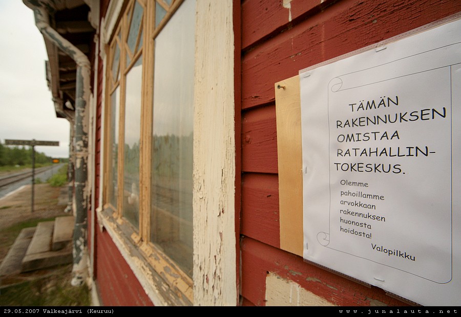 PELASTA MINUT!
Tätä asemaa ei ole Senaatti-Kiinteistöjen myyntilistoilla näkynyt. 

Potentiaalinen ostajakandidaatti on jättänyt kuitenkin viestinsä asemarakennuksen seinään, RHK kun ei ole suostunut hyväksymään edes ilmaiseksi tarjottua maalausremonttia. Syy on yksinkertainen ja ymmärrettävä, rakennus sijaitsee liian lähellä rataa, mutta se tuntuukin sitten riittävän.
Avainsanat: asemarakennuskuva