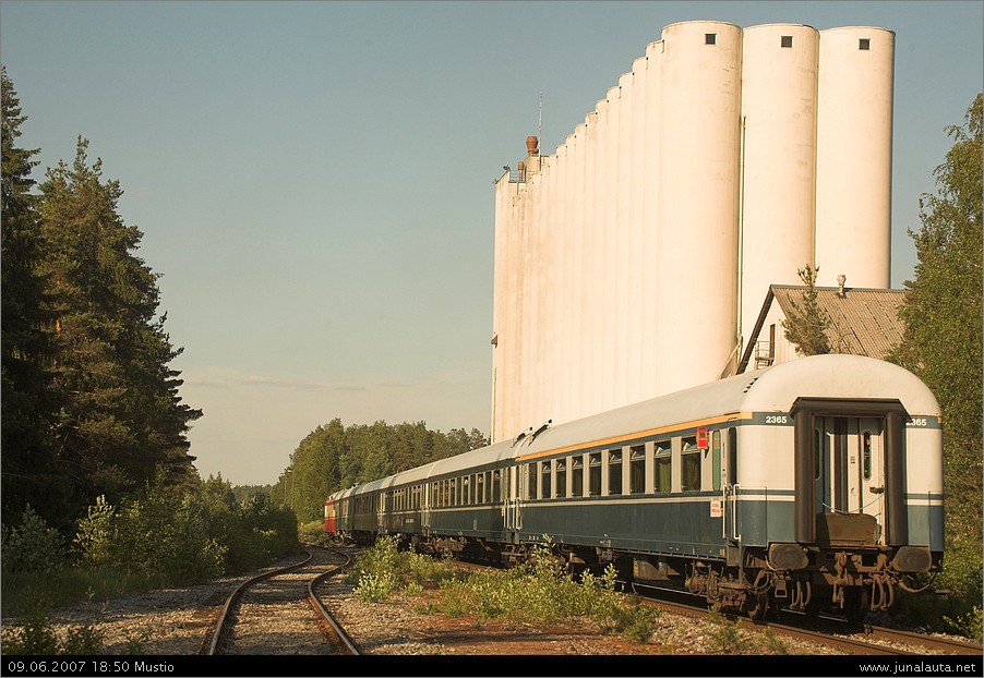 Dr13 2343 (1078) @ Mustio 09.06.2007
Henkilöjuna Karjaalta Hyvinkäälle? :)
Avainsanat: Dr13_2343 museojuna viljavarasto 20070609_Hki-Tus-Hy